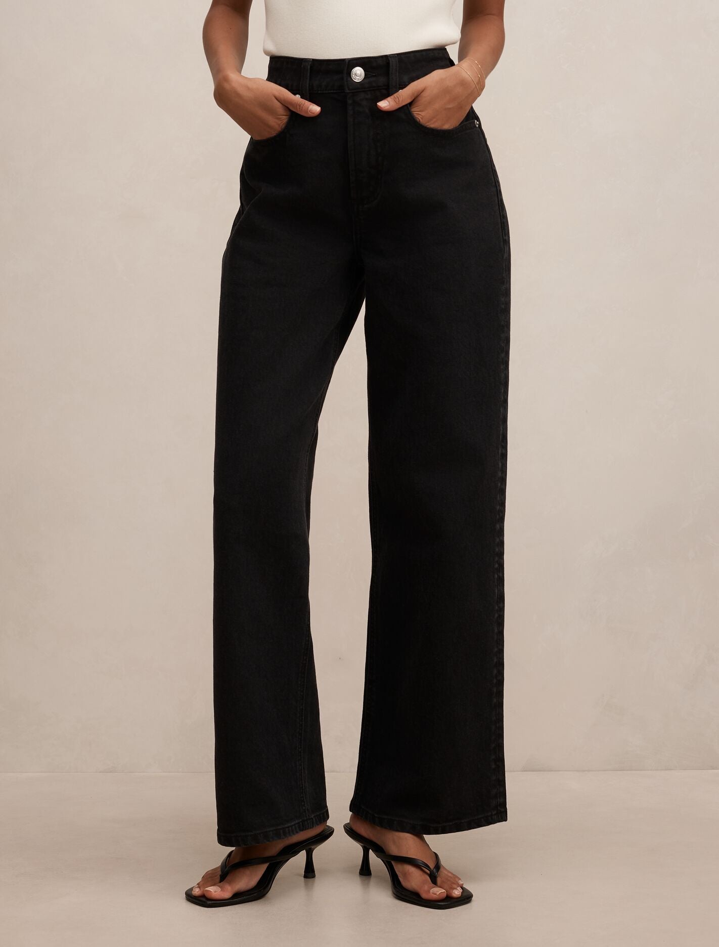 Nicki Petite Mid-Rise Straight Jeans Black Wash Forever New