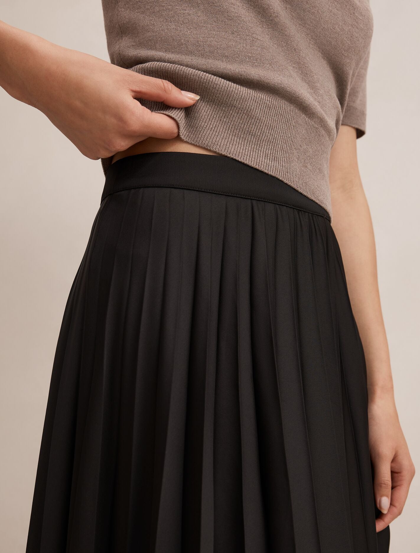 Delphine Pleated Midaxi Skirt Black | Forever New