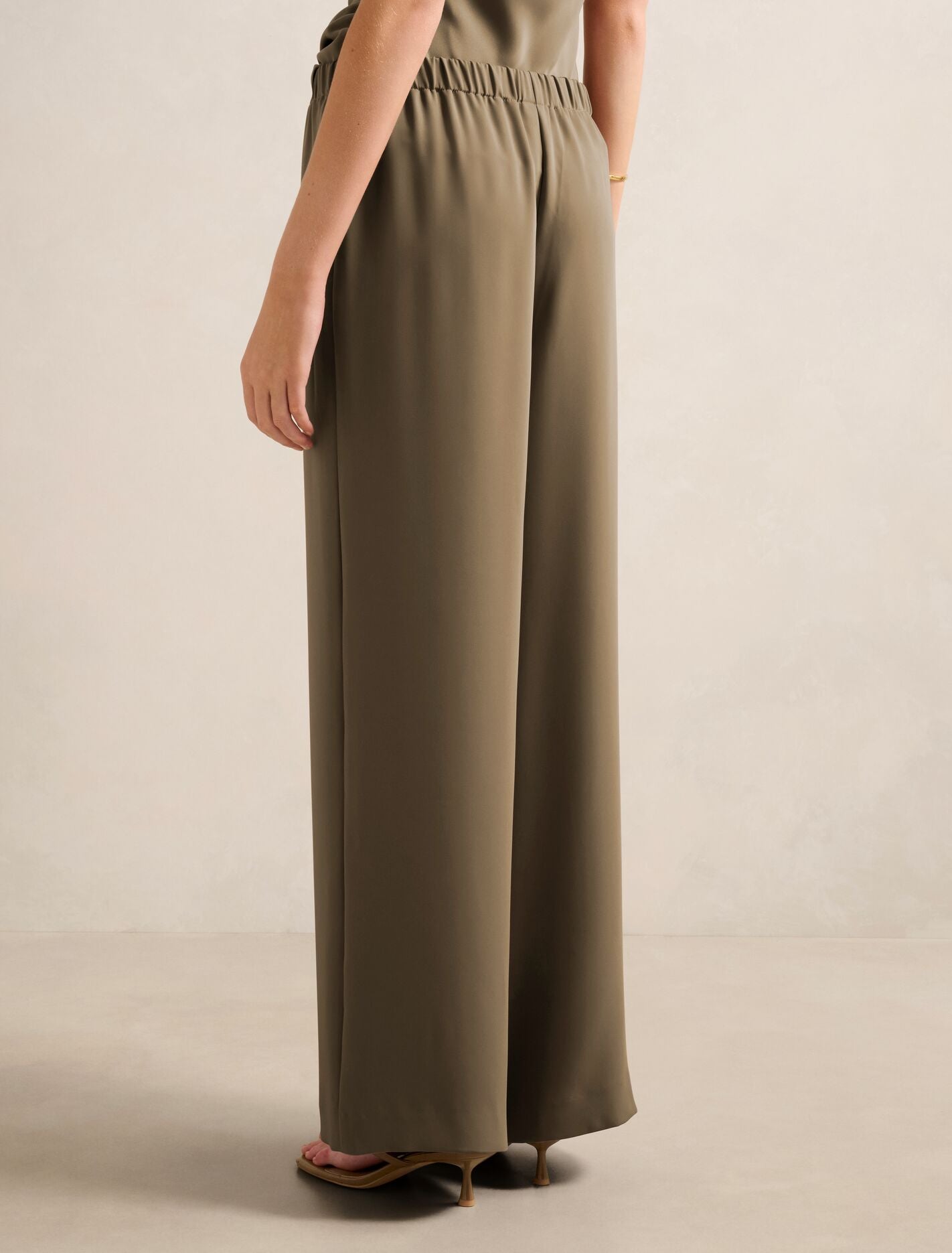 Evelyn Elastic Wide Leg Pants Soft Pebble Set | Forever New