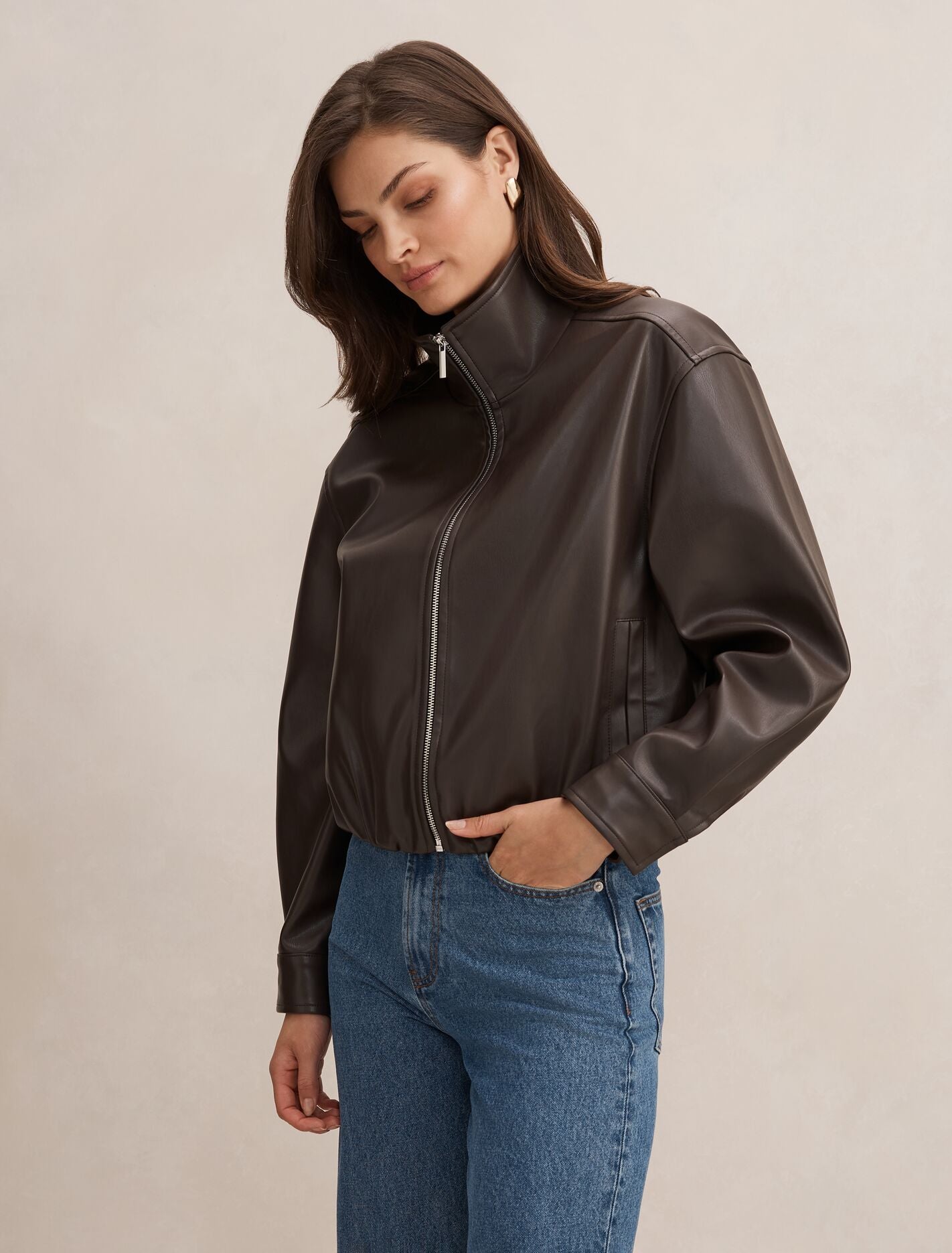 新品タグ付き‼️JULIUS covered neck jacket Julia Pu Funnel Neck Jacket Chocolate | Forever New