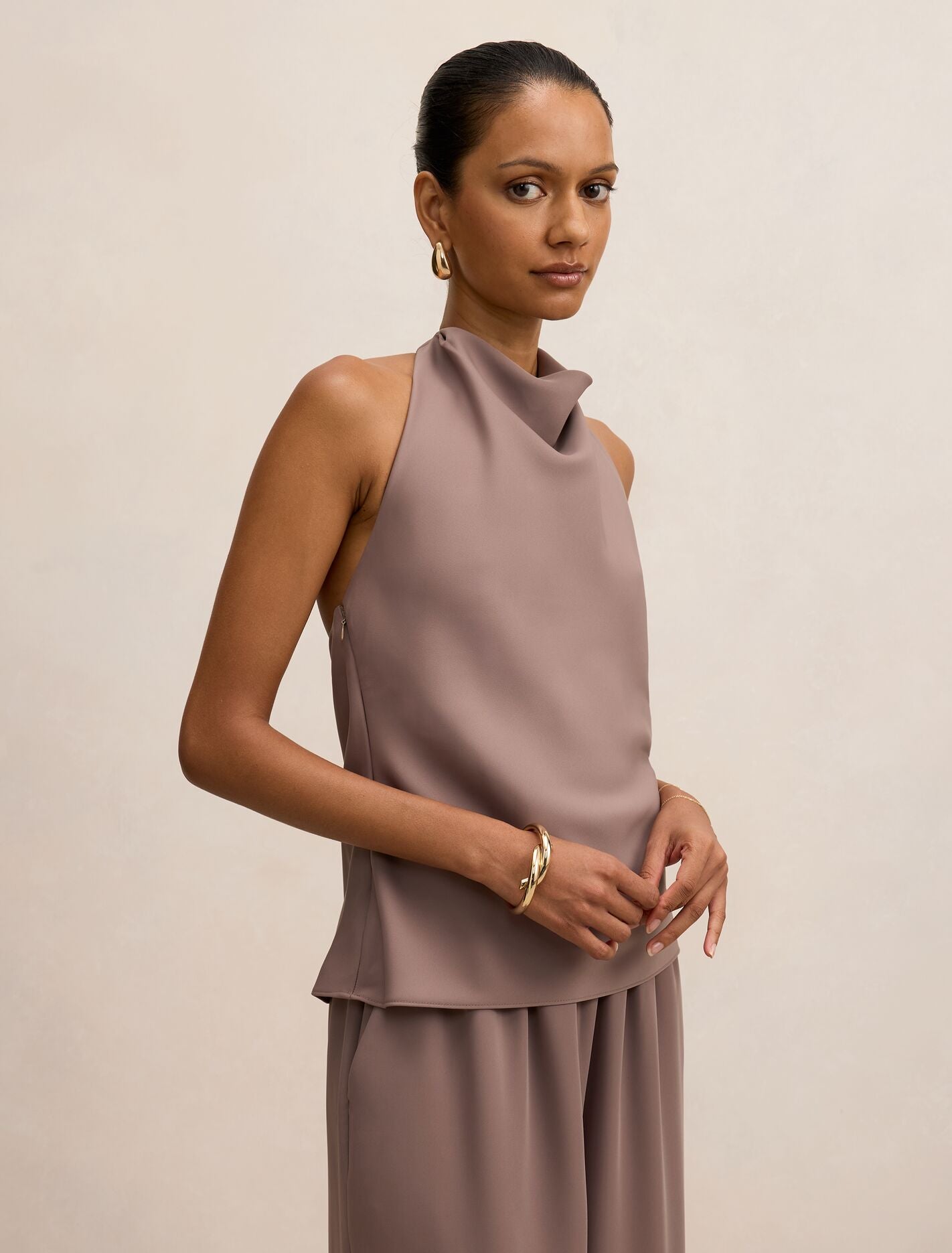 最終価格【yo BIOTOP】rayon bare halter neck Evelyn Petite Halter Backless Top Deep Taupe | Forever New