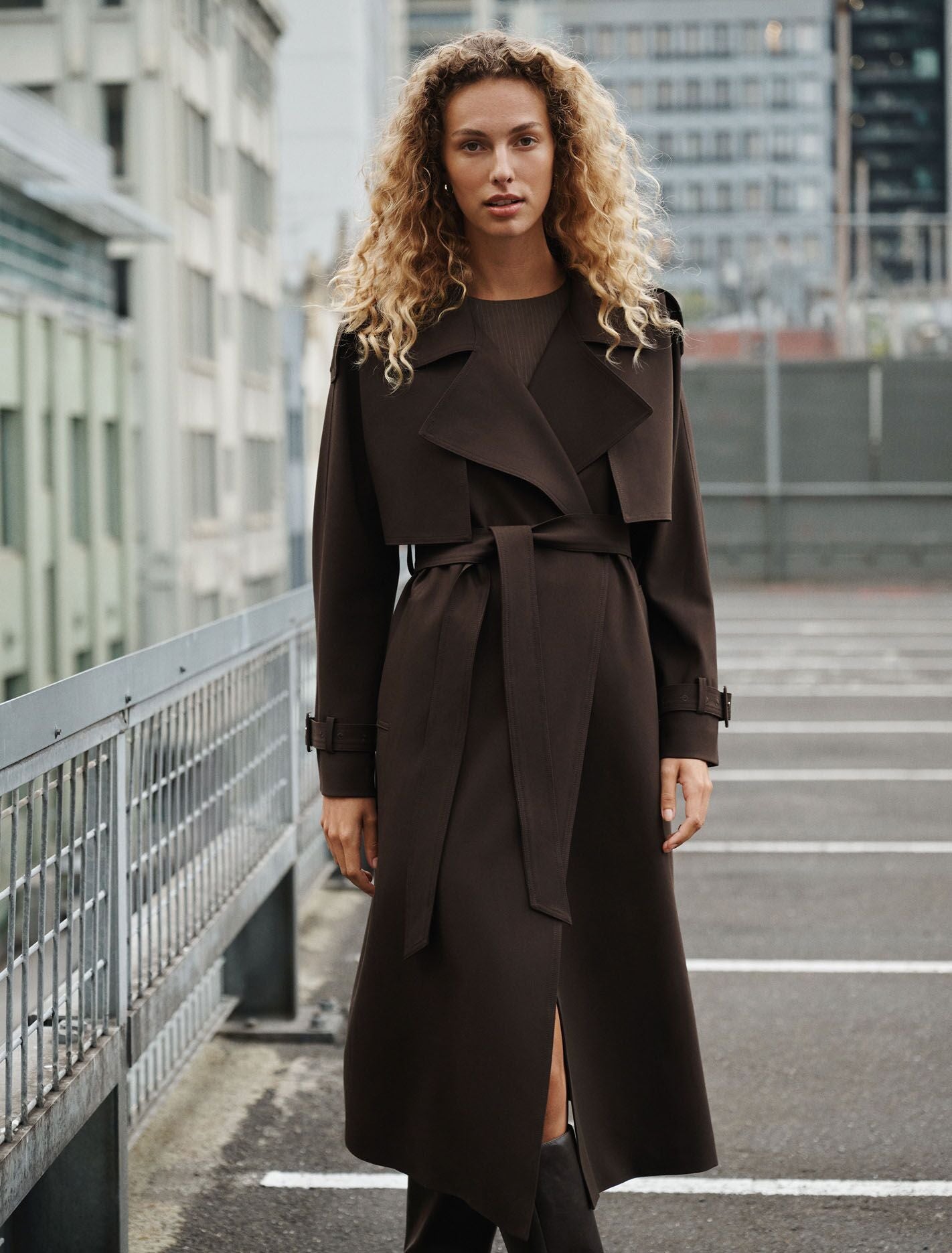 『今がチャンス！』Beaver Double-faced Trench Ivy Belted Trench Coat Chocolate | Forever New
