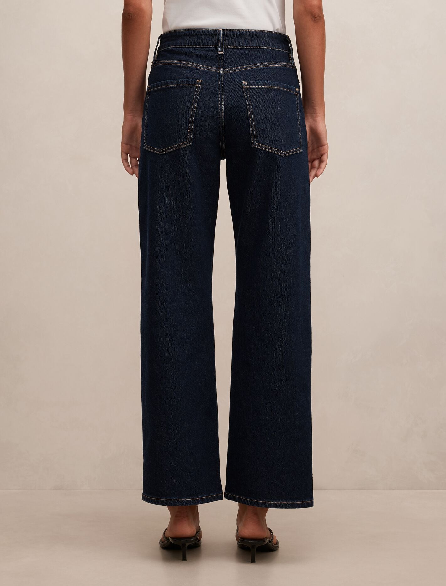 Nicki Mid-Rise Straight Jeans Forever New