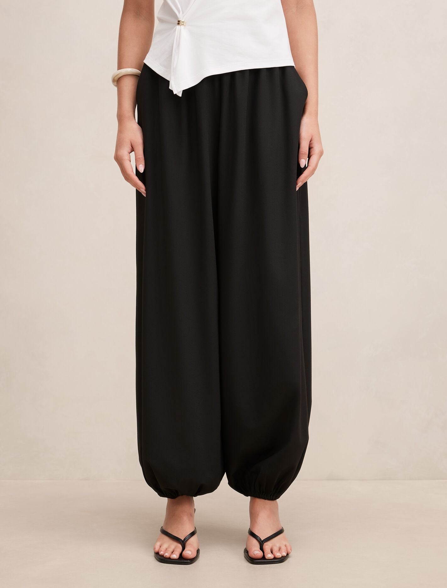 Becky Balloon Pants Black | Forever New