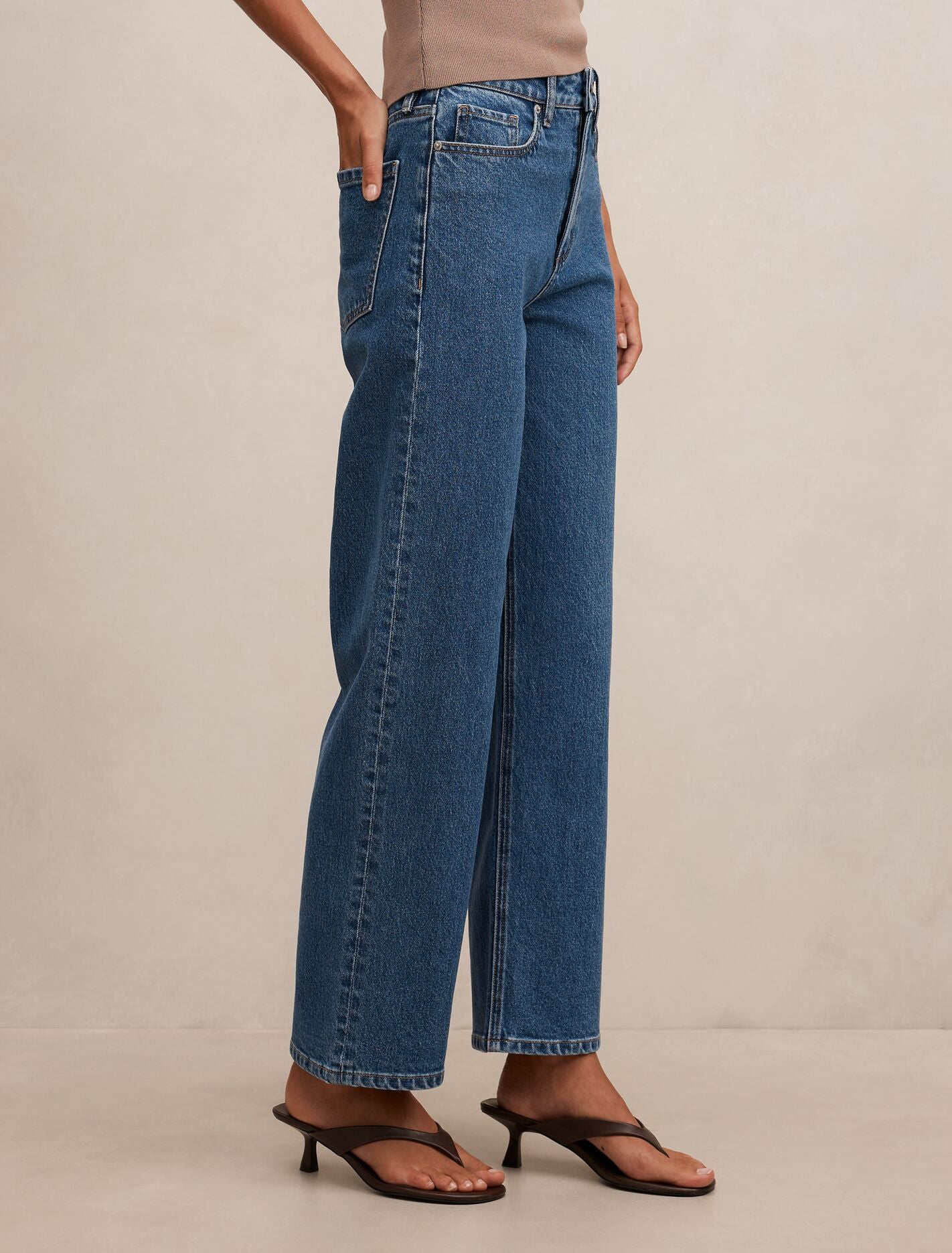 Nicki Mid-Rise Straight Jeans Forever New