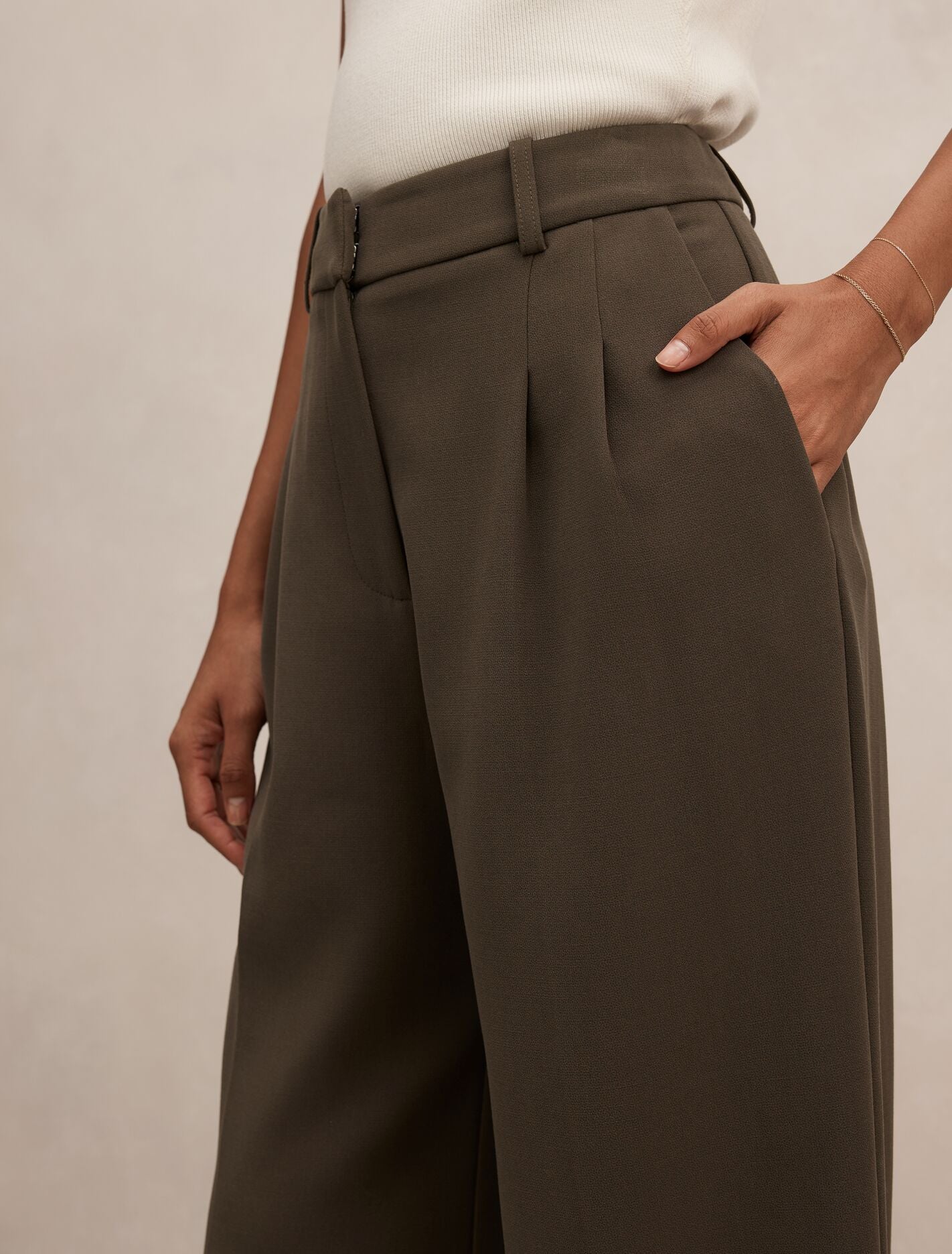 パンツ LIA EVA PANTS seed and soil Eva Petite Pleat Wide Leg Pants Olive Night | Forever New