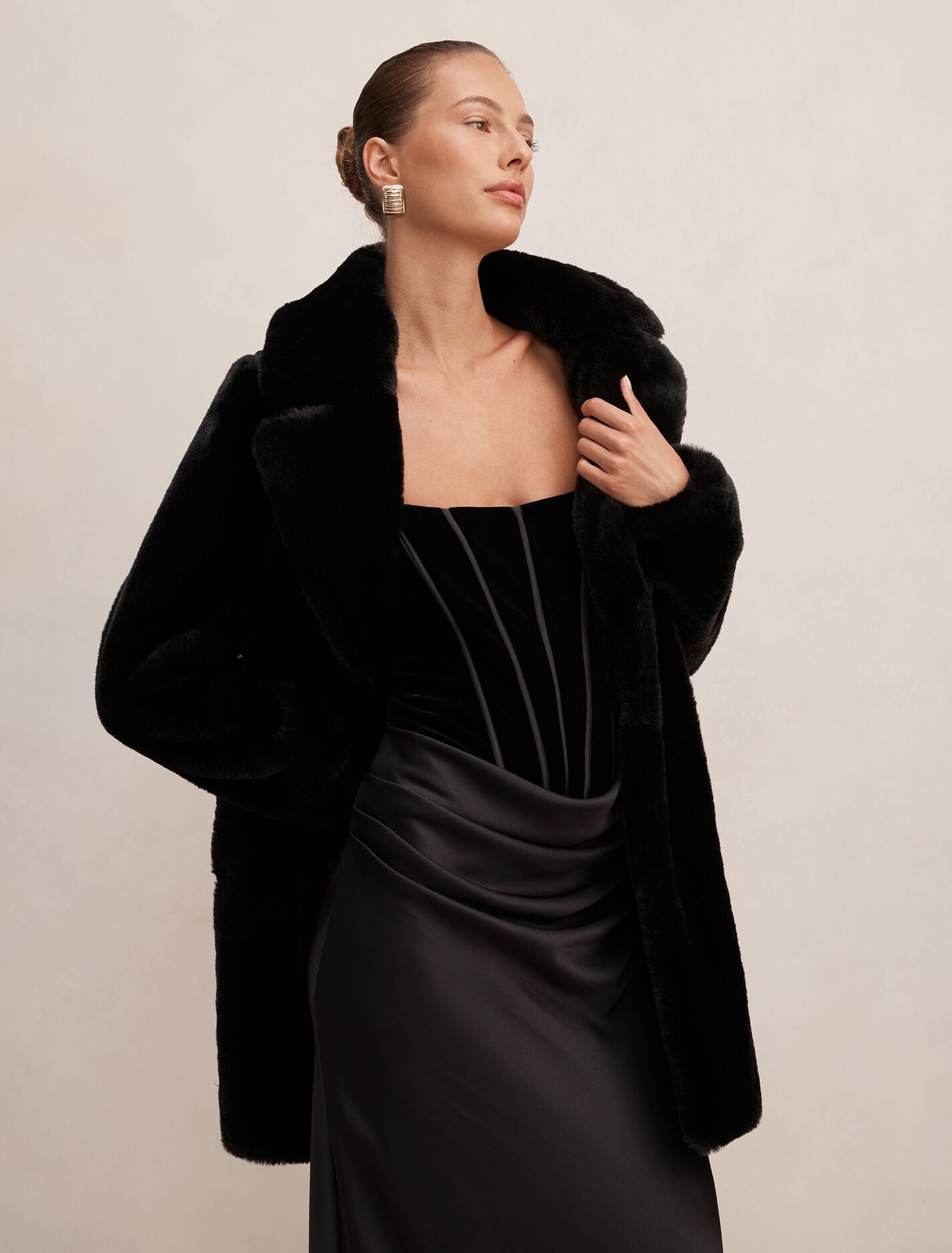 極美品　エブール　 ハイカウントシルクコットン フーデットショートブルゾン Harriet Short Faux Fur Midi Coat Black | Forever New