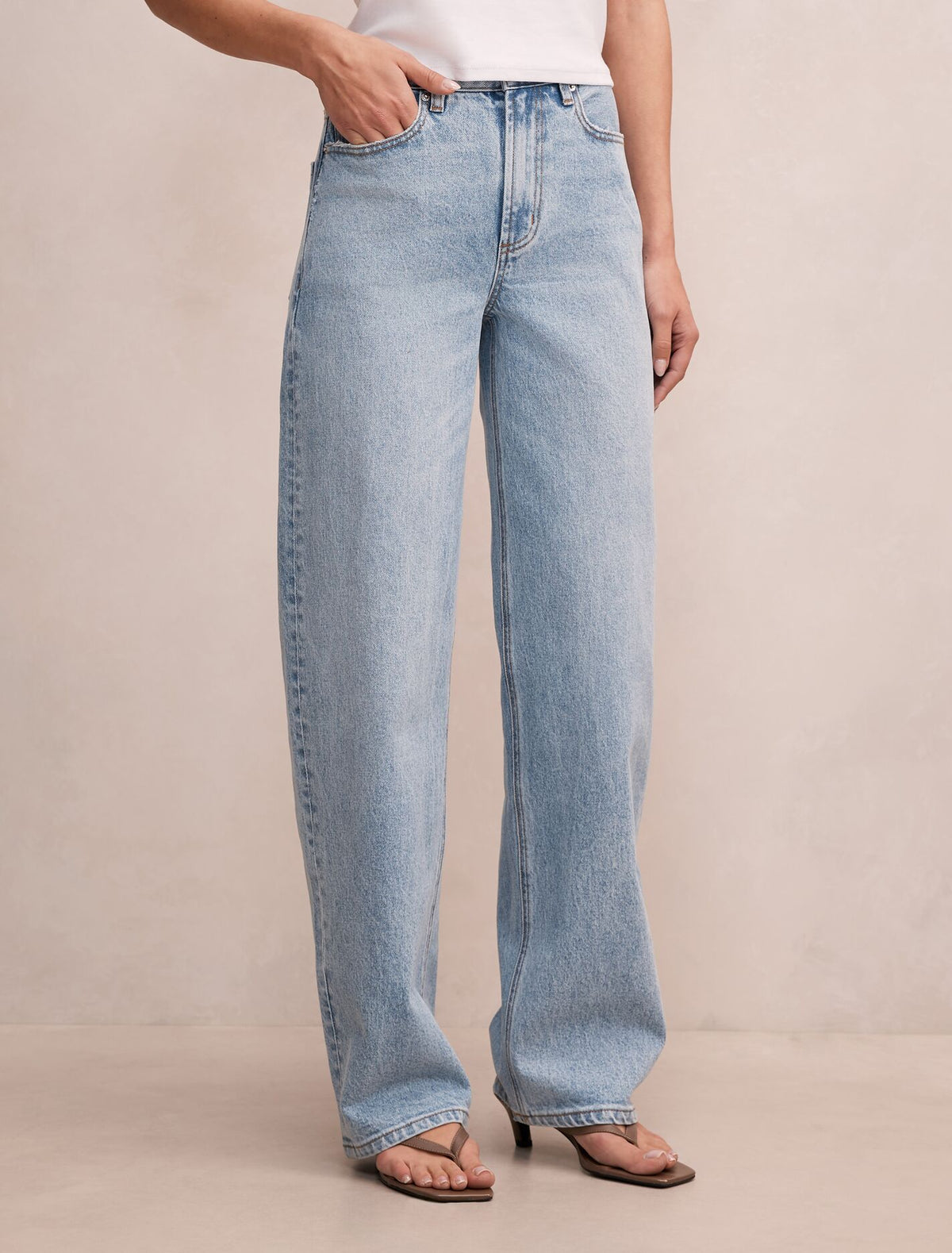 Nicki Mid-Rise Straight Jeans Forever New