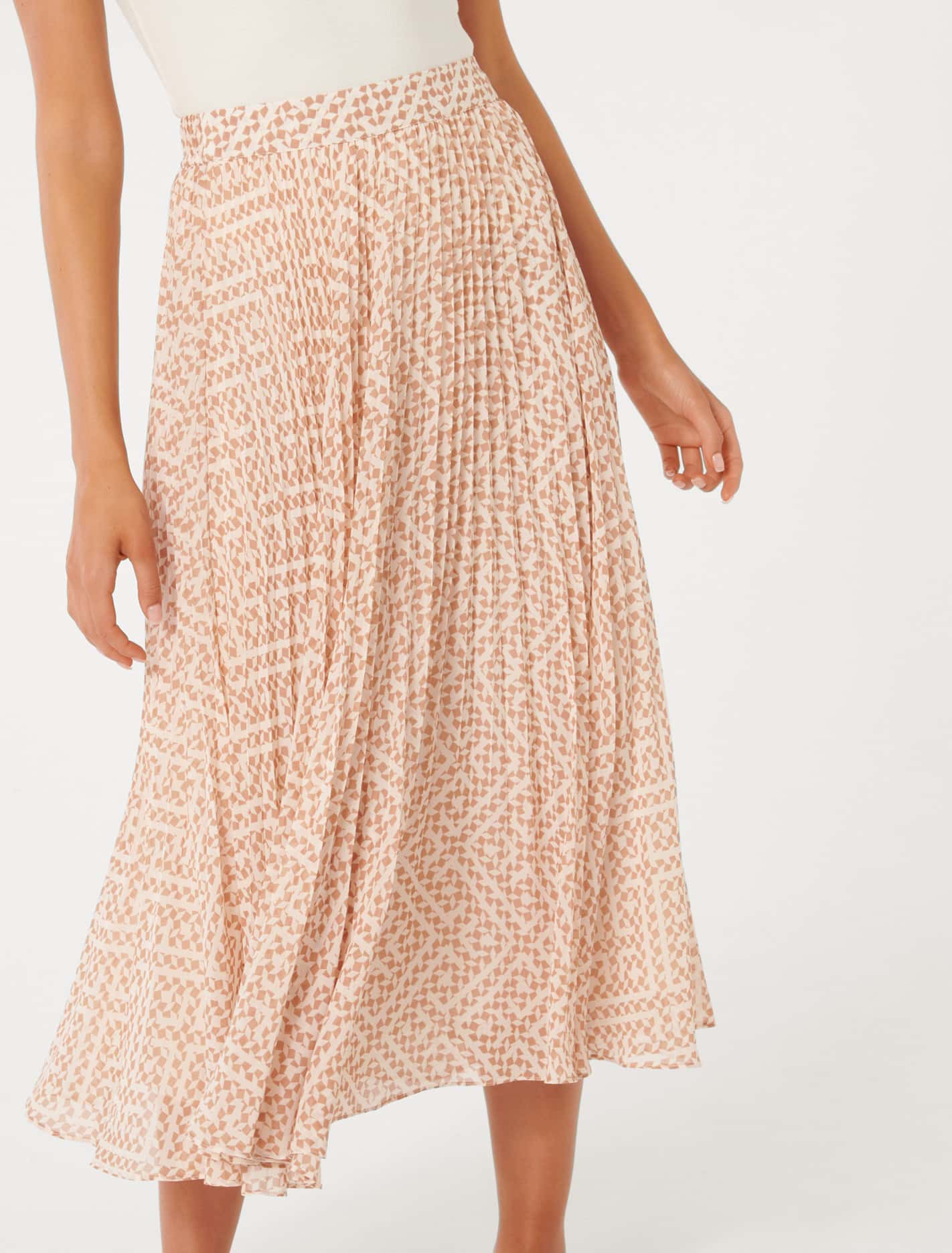 Aurora Pleated Skirt Tan Alder Geo | Forever New