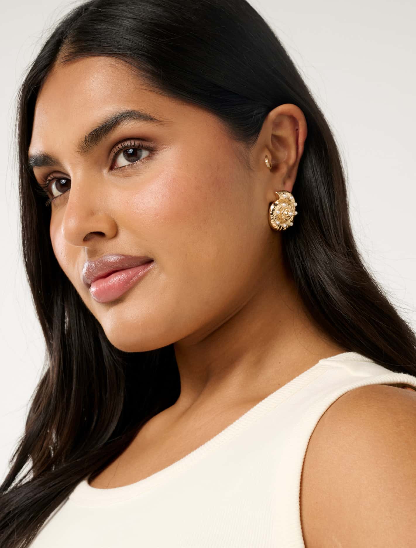 Signature Selene Shell Earrings Gold/Pearl | Forever New